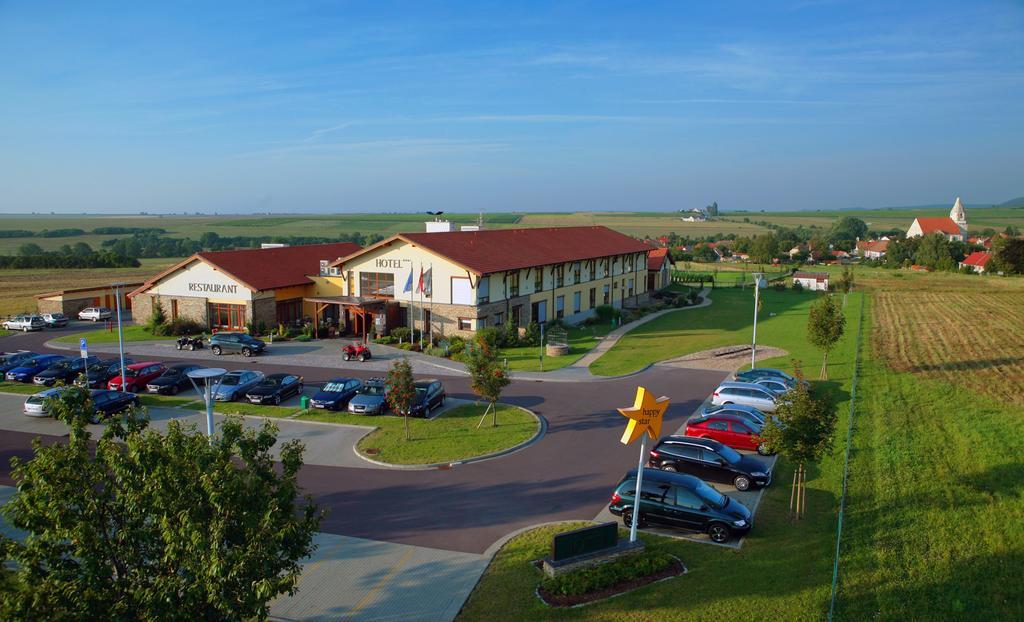 Wellness Hotel Happy Star Hnanice  Exterior photo