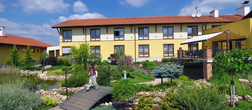 Wellness Hotel Happy Star Hnanice  Exterior photo